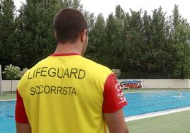 Un socorrista vigila una piscina