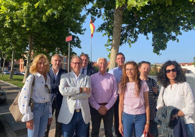José Ramón Muñoz, de VOX, rodeado de compañeros y amigos en la Plaza de España