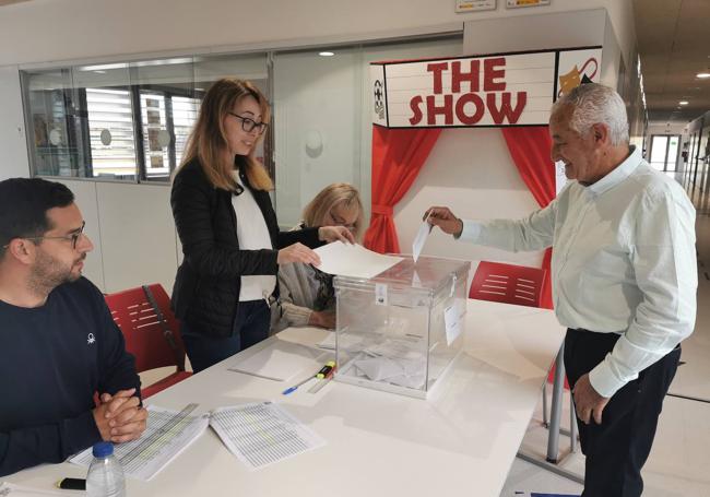 José Ramón Muñoz en el momento de depositar su papeleta