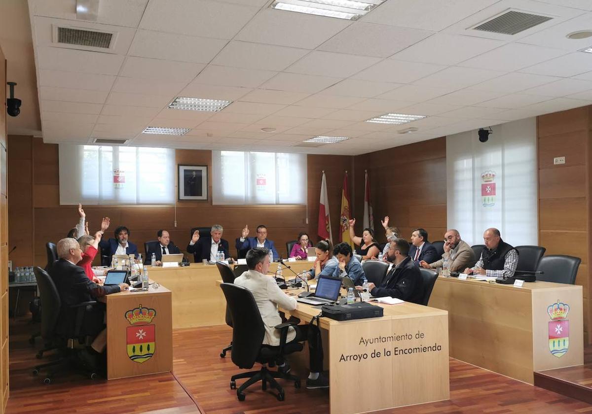 Los concejales durante el pleno de Arroyo de la Encomienda