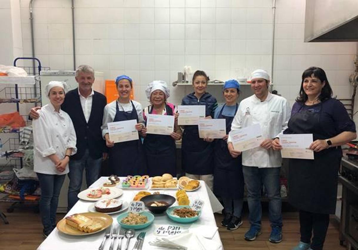 Sarbelio Fernández con los participantes en el curso de cocina creativa