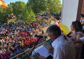 Sarbelio Fernández dirigiéndose a los peñistas en las fiestas del pasado año