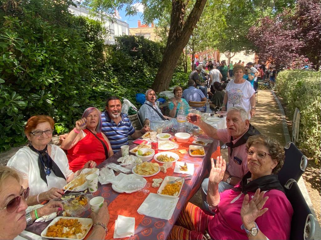 La paella y los juegos tradicionales unen a los vecinos el lunes festivo