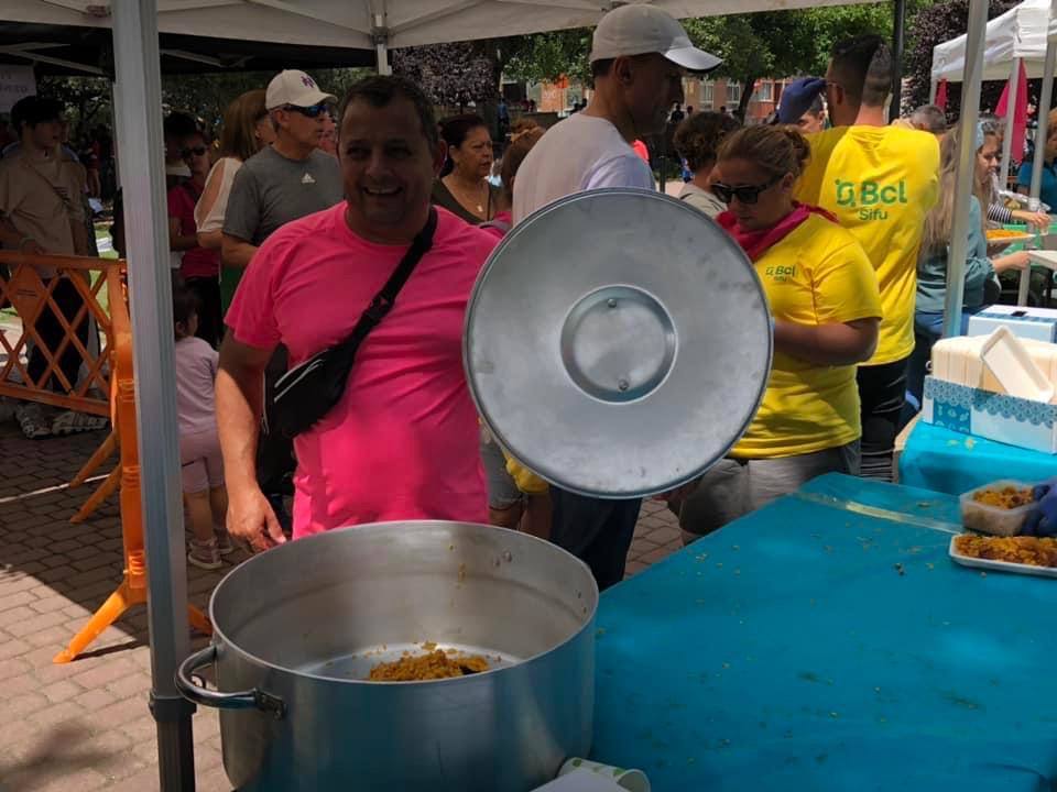 La paella y los juegos tradicionales unen a los vecinos el lunes festivo