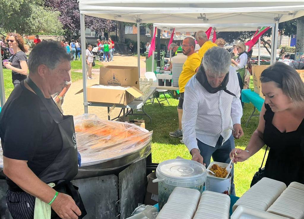 La paella y los juegos tradicionales unen a los vecinos el lunes festivo