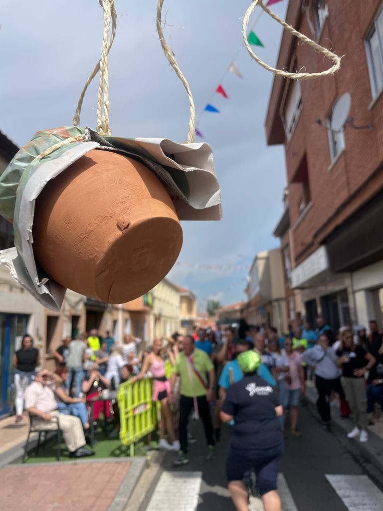 La paella y los juegos tradicionales unen a los vecinos el lunes festivo