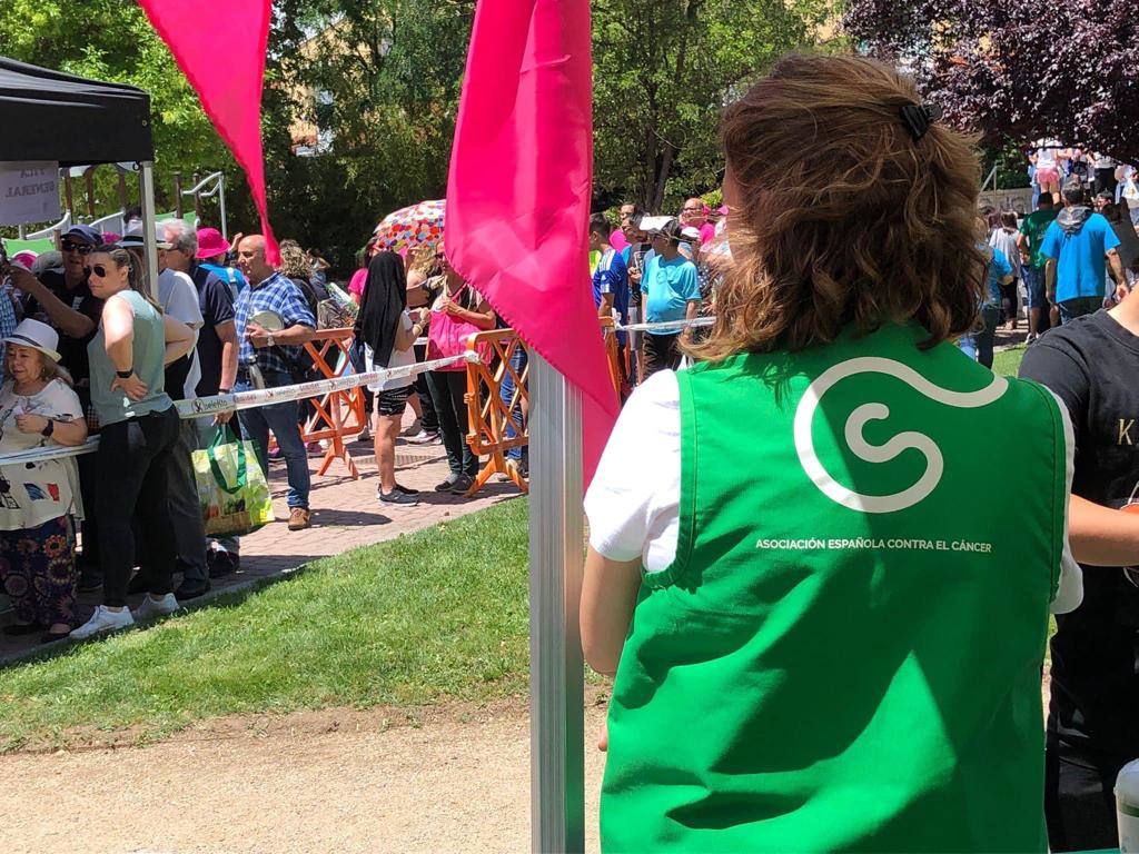 La paella y los juegos tradicionales unen a los vecinos el lunes festivo