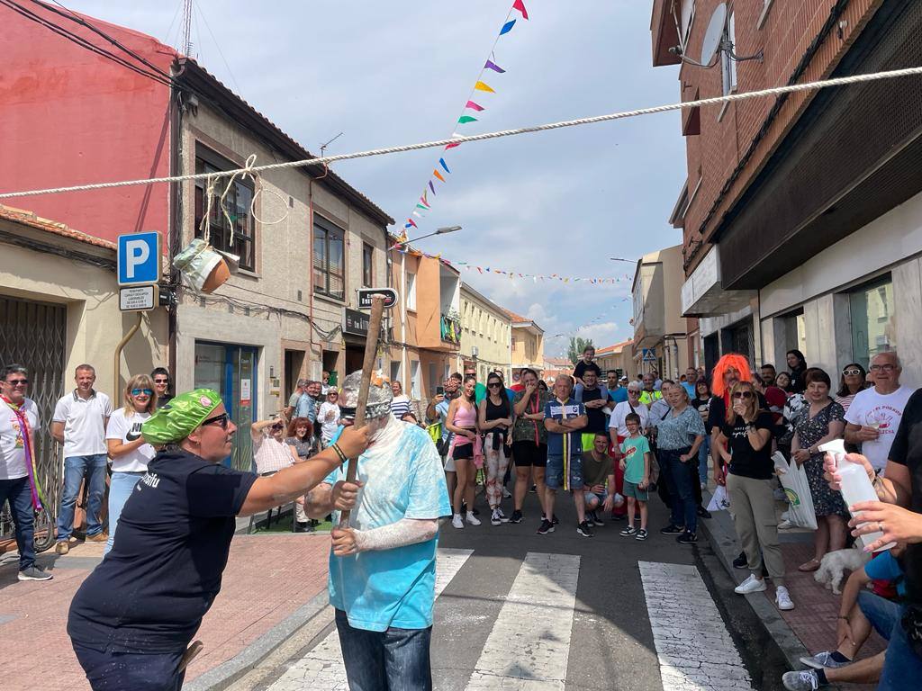 La paella y los juegos tradicionales unen a los vecinos el lunes festivo