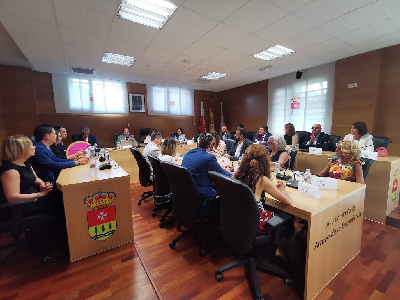 Los 21 nuevos concejales del pleno durante el acto de investidura