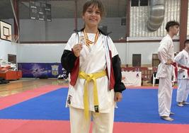 Alicia González Arribas mostrando la medalla que la acredita com subcampeona de CyL