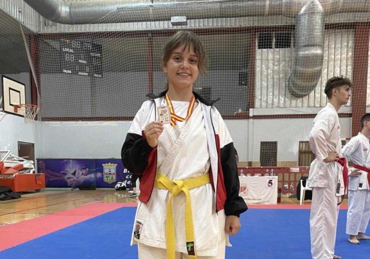 Alicia González Arribas mostrando la medalla que la acredita com subcampeona de CyL