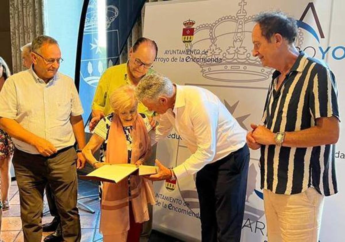 Natividad Arroyo recogiendo en 2022 la placa del Ayuntamiento como abuela más longeva del municipio