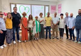 El alcalde de Arroyo, Sarbelio Fernández y Artemio Domínguez, presidente de la AECC de Valladolid rodeados por representantes de todos los grupos municipales y miembros de la asocaición