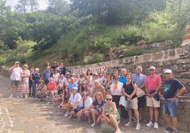 Los arroyanos durante su visita a Bárcena Mayor