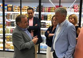 Mariano Gallego, director de ventas de Lupa, conversa con Sarbelio Fernández, en presencia de David Tapias, jefe de zona, y las concejalas Ángeles Retamero y Sandra González