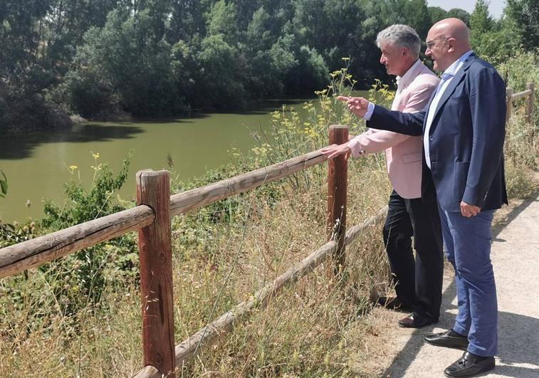 Los alcaldes de Valladolid y de Arroyo en la ribera del Pisuerga, lugar donde se podría emplazar la pasaraela