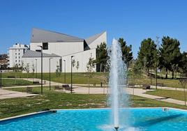 Fuente en el nuevo parque El Panal, junto a la Casa de la Música y el Teatro