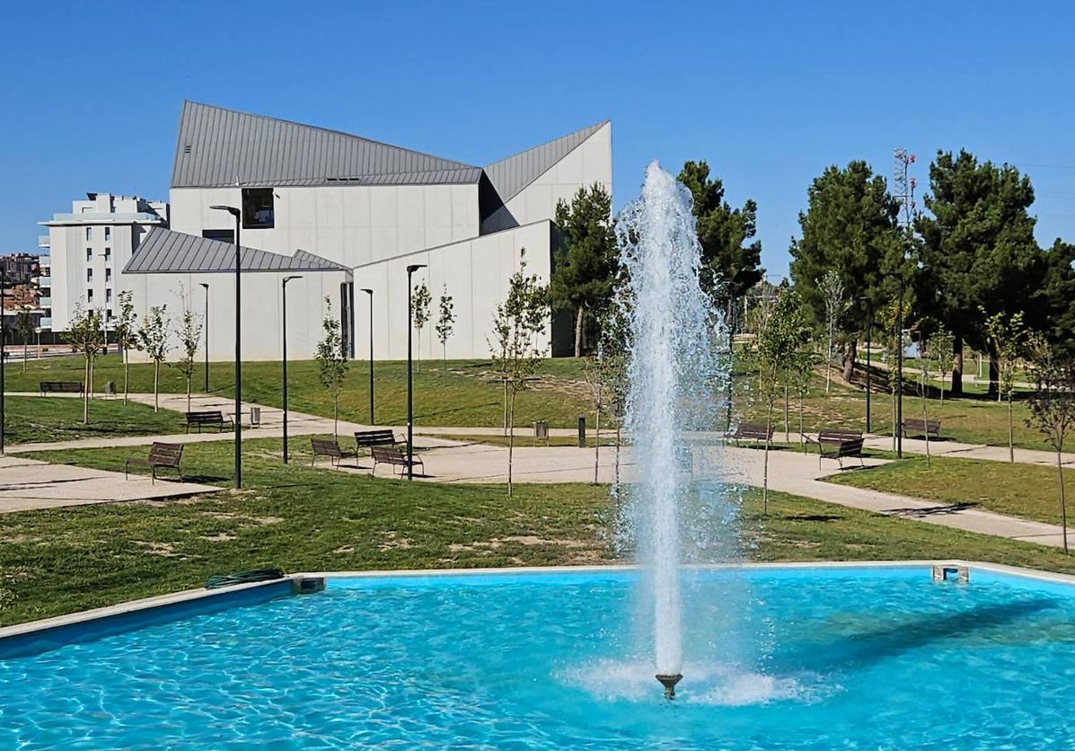 Fuente en el nuevo parque El Panal, junto a la Casa de la Música y el Teatro
