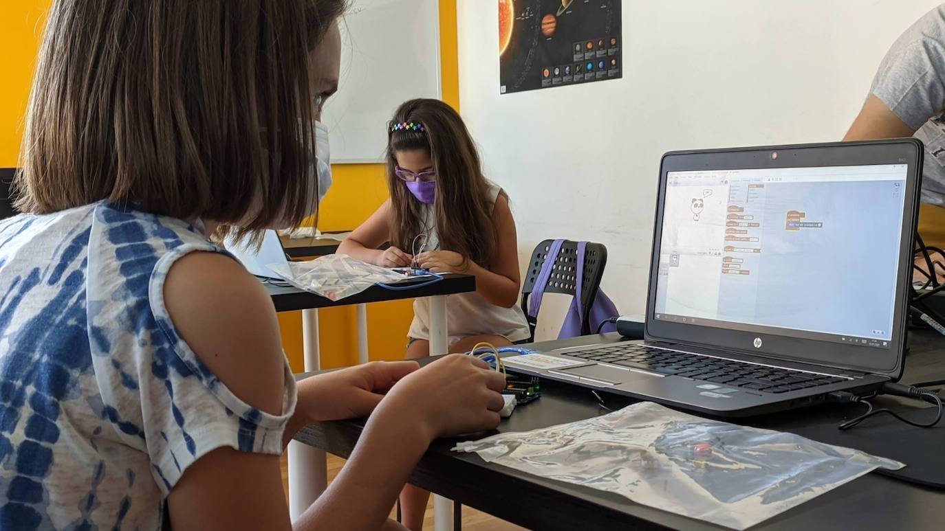 Niños participantes en las actividades culturales en ediciones pasadas