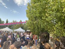 Público en el Parque del Socayo disfrutando de las ambientaciones teatrales