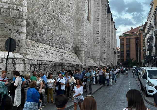 El público asistente fue muy numeroso y tuvo que hacer cola para entrar