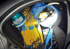 Vehículo de los dos individuos cargados de enseres