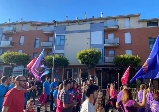 Desfile de peñas por las calles de Arroyo