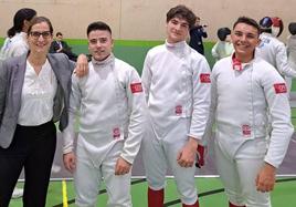 Tres integrantes del equipo masculino, junto con Dóra Kiskapusi, presidenta del Club arroyano