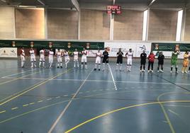 Jugadores del Unión Arroyo en la pista del Polideportivo Antonio Garnacho