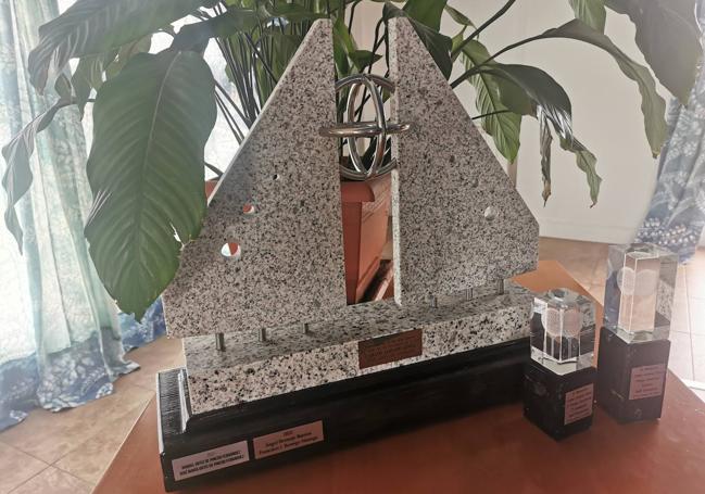 Detalle del trofeo, una réplica de un monumento realizado por el arquitecto homenajeado