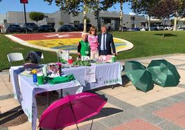 Sarbelio Fernández, en las mesas informativas del pasado año, junto a la presidenta de la AECC de Arroyo, Marina García y una de las socias