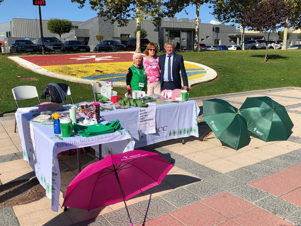 Sarbelio Fernández, en las mesas informativas del pasado año, junto a la presidenta de la AECC de Arroyo, Marina García y una de las socias