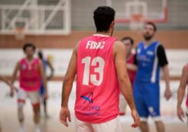 Un jugador del CB La Flecha luce la camiseta rosa