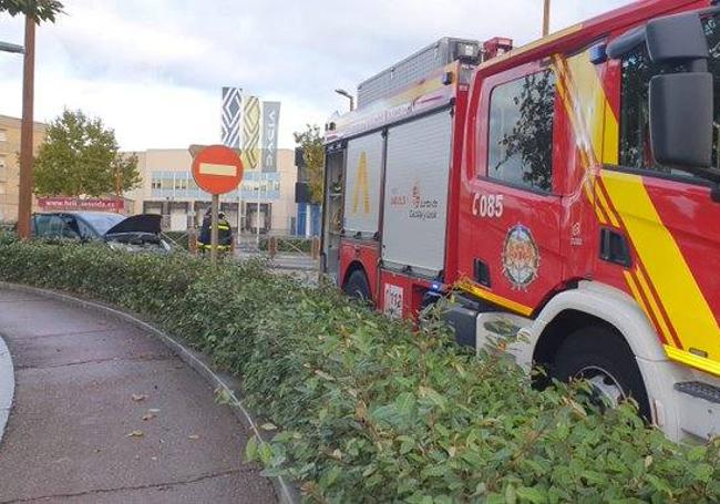 Camión de Bomberos en la rotonda de la Fuente de los Cuatro Arcos, donde tuvo lugar el suceso