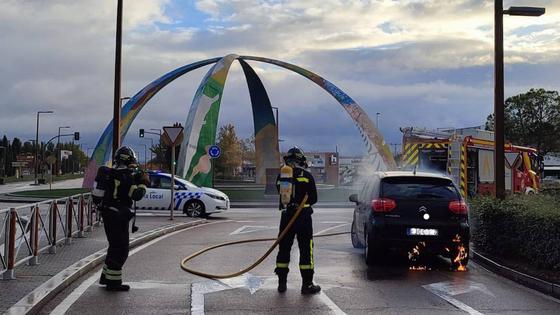 La Policía Local de Arroyo auxilia al conductor de un vehículo en llamas