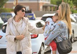 Eva Herrero con el pequeño Romeo y su madre Rosi Valerieva