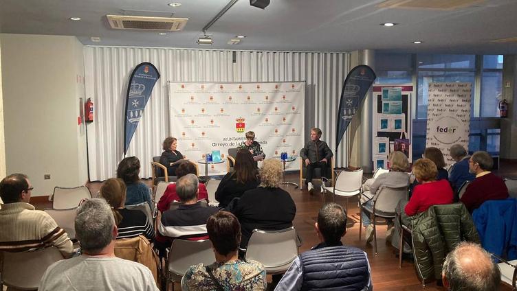 Arroyo presenta un libro sobre historias de pacientes de miastenia gravis