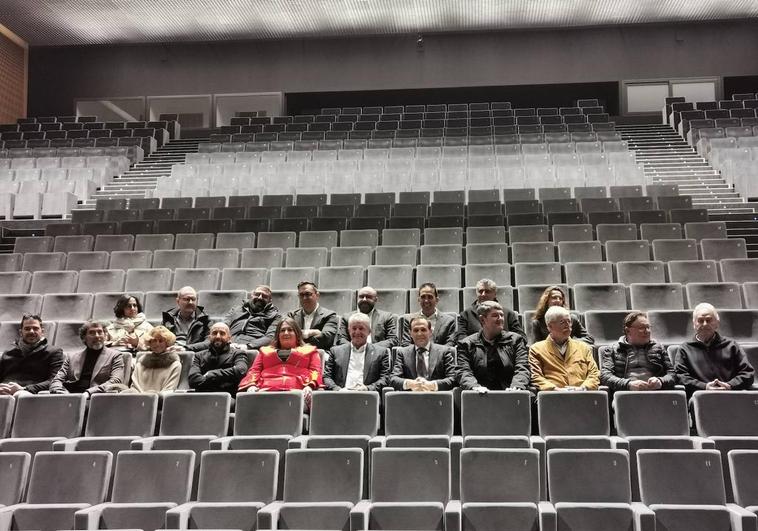 El alcalde, Sarbelio Fernández y el Presidente de la Diputación, Conrado Íscar, con las autoridades, en el nuevo auditorio de la Casa de la Música y el Teatro de Arroyo