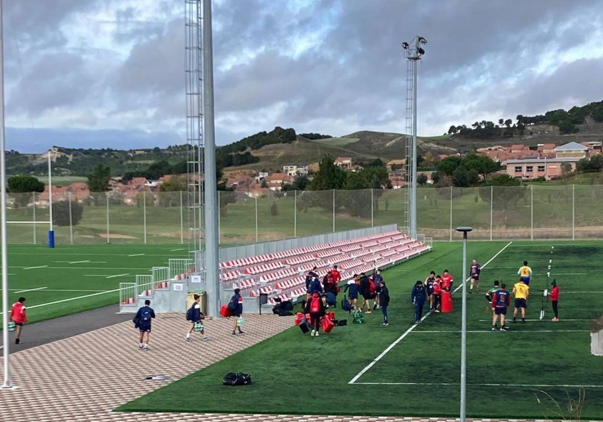 Los jugadores se encuentran concentrados en los campos arroyanos
