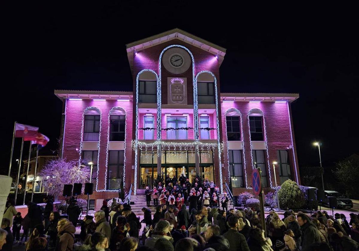 La casa consistorial iluminada durante el recital de villancicos