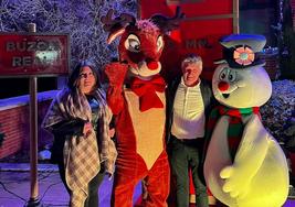 La concejal de Cultura y el alcalde de Arroyo inauguran el buzón real con divertidos personajes