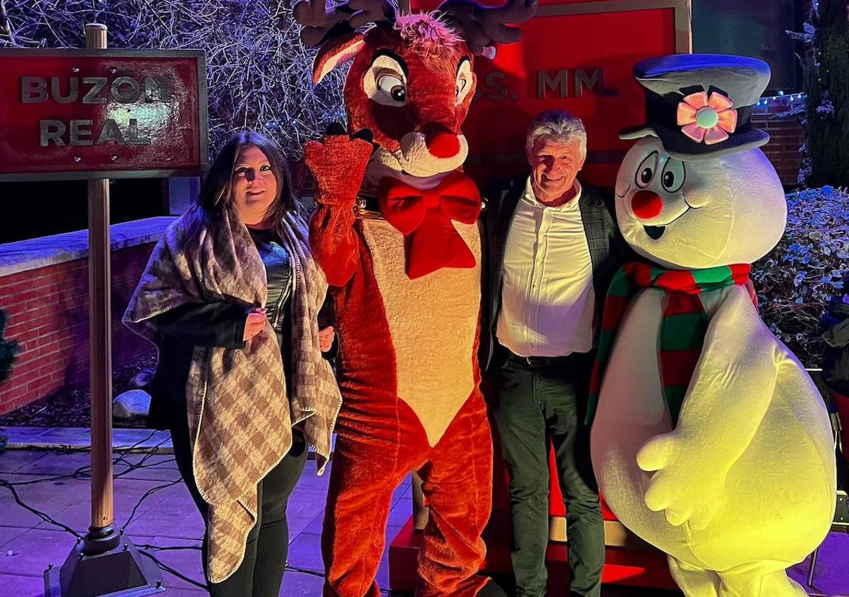 La concejal de Cultura y el alcalde de Arroyo inauguran el buzón real con divertidos personajes