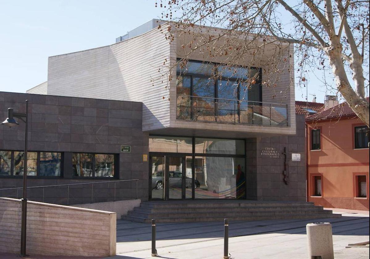 Arroyo presenta un nuevo proyecto cultural para el Centro Etnográfico