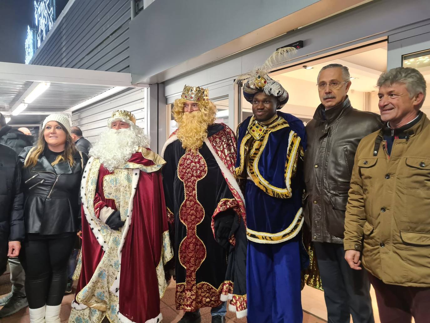 Melchor, Gaspar y Baltasar a su paso por Arroyo de la Encomienda en una gran Cabalgata 