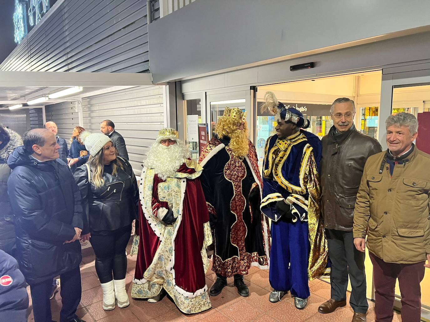 Melchor, Gaspar y Baltasar a su paso por Arroyo de la Encomienda en una gran Cabalgata 