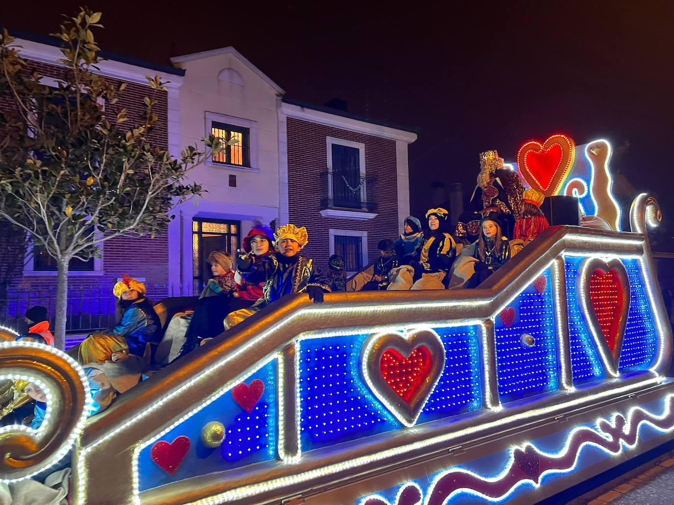 Melchor, Gaspar y Baltasar a su paso por Arroyo de la Encomienda en una gran Cabalgata 