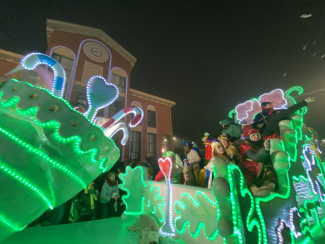 Melchor, Gaspar y Baltasar a su paso por Arroyo de la Encomienda en una gran Cabalgata 