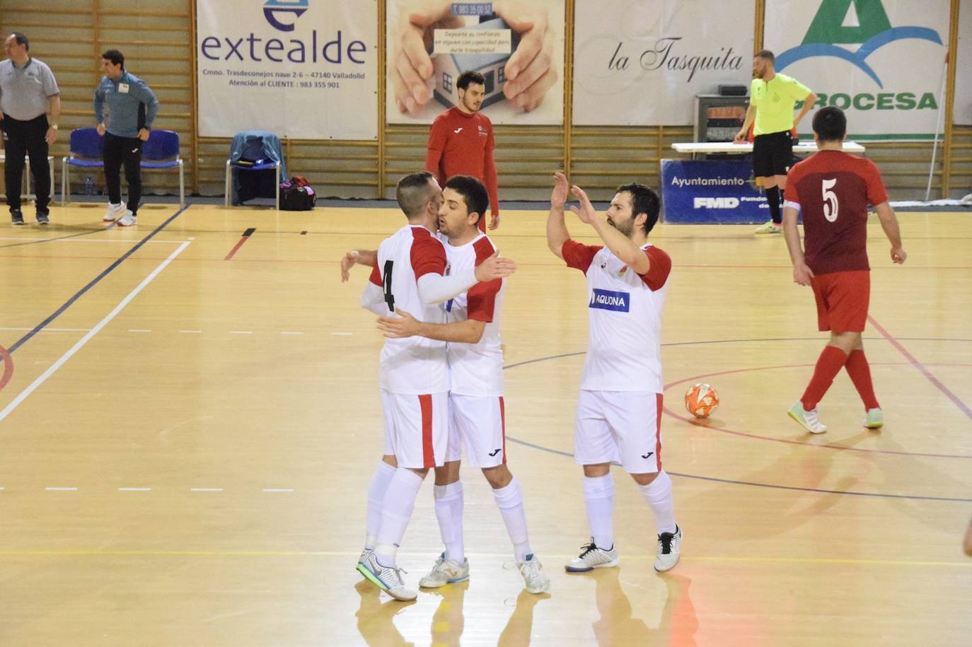 Los jugadores del Unión Arroyo celebran uno de los tantos del partido 
