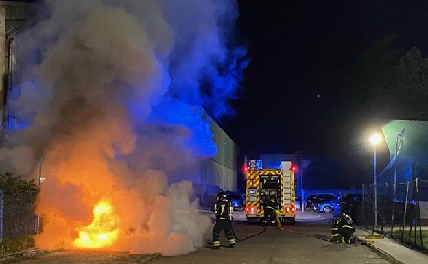 Los bomberos de Arroyo intervienen en el lugar del siniestro 
