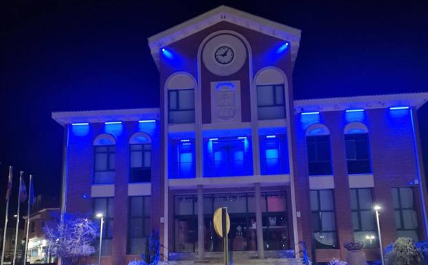 El ayuntamiento de Arroyo de la Encomienda iluminado hoy miércoles 15 de febrero de azul por la Fundación FAST (Foundation for Angelman Syndrome Therapeutics) 